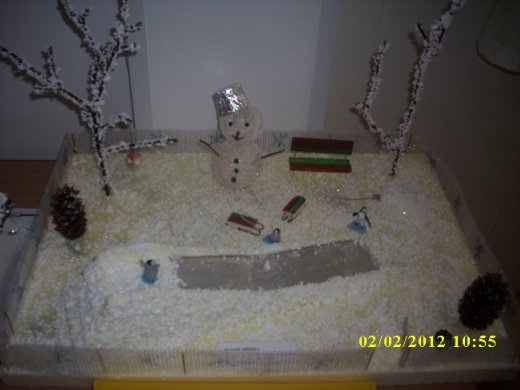 Кто посетил 2 февраля 2012 года   выставку  поделок из природного  и бросового материалов, тот очутился в волшебной  зимней сказке.