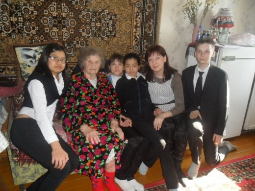 Тимуровский отряд школы посещал женщин-ветеранов и поздравляли их с праздником 