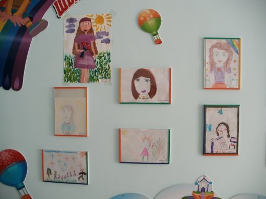 Выставка рисунков «Портрет моей мамочки»