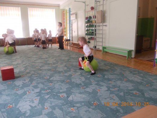 В соответствии с годовым планом физкультурно  -  оздоровительной работы, в нашем детском саду  были проведены соревнования с детьми средней группы «Б».
