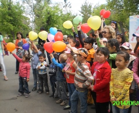 игровая программа «Цветной мир» для детей женщин с ограниченными возможностями Павлодарского общества женщин инвалидов «БИБИ-АНА».