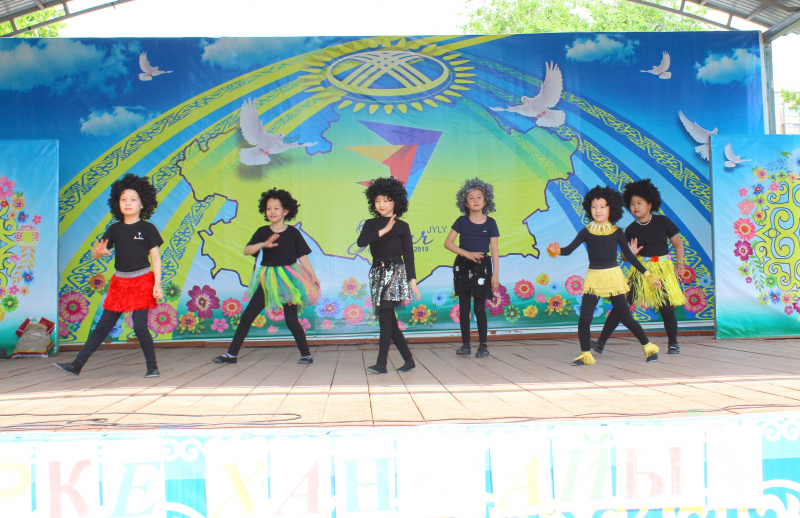 Выступление детских танцевальных коллективов