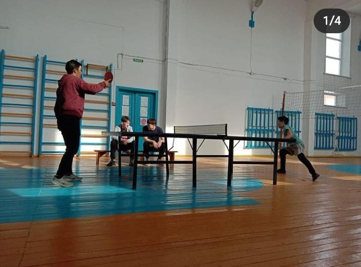В рамках весенних каникул в спортивном зале школы прошли занятия спортивной секции по настольному теннису под руководством учителя физкультуры Айгазинова А. А.