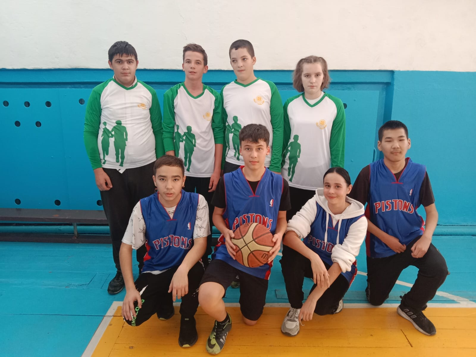 18 октября, в рамках празднования Дня республики, среди учащихся 8-10 классов прошли соревнование по баскетболу.