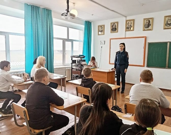 Р.О. Прохорова провела профилактическую беседу на тему уголовно-административной ответственнности с учащимися школы.
