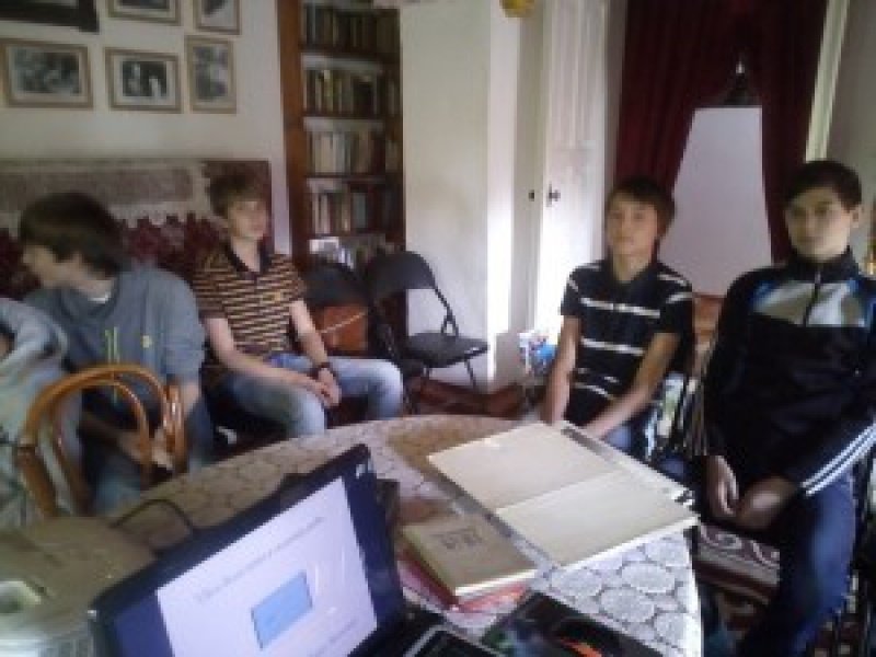 В музее П.Н. Васильева парни 8 классов