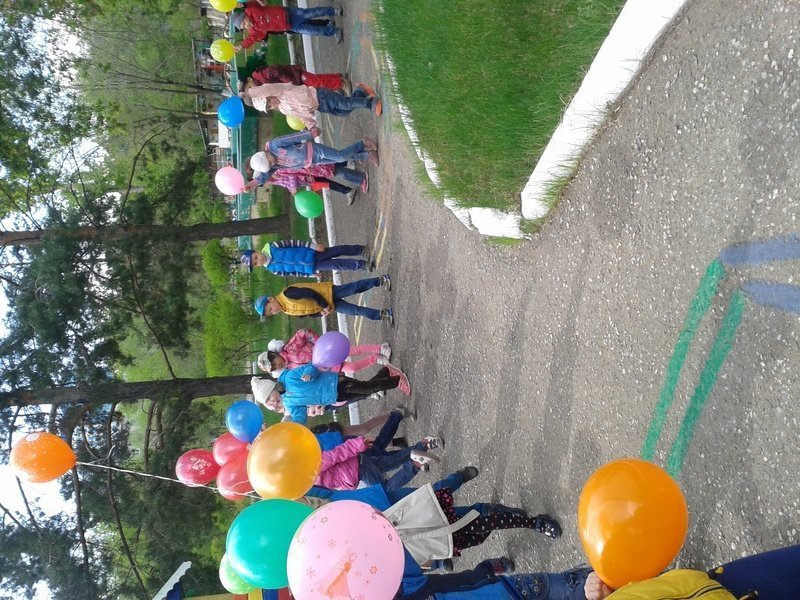 В праздники на улицах В руках у детворы Горят-переливаются Воздушные шары. (1 Мая)