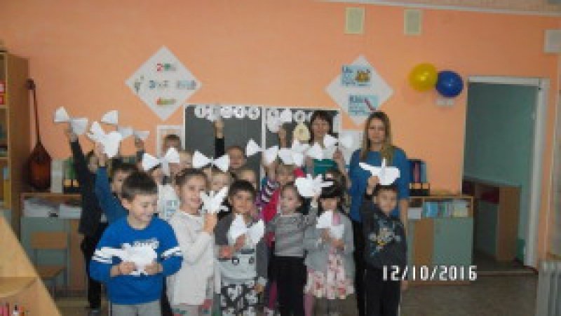 Уже 3 года в УВК проходят дни самоуправления. В этот день родители берут на себя роль воспитателей, организовывают и проводят занятия, гимнастики, режимные моменты. В подготовительной А гр. конструирование провела Юсова Марина Юрьевна, а утреннюю гимнастику Фурикова Инна Юрьевна.  Дети с радостью и гордостью участвовали в данном мероприятии. Родители поделились своими впечатлениями о трудности и значимости профессии воспитателя