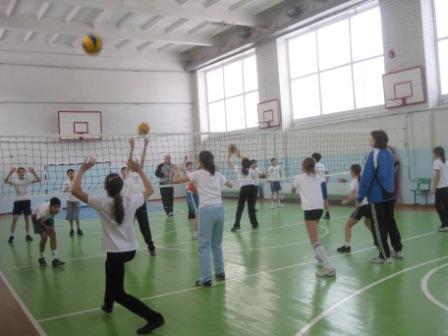 В рамках аттестации школы учителями ФК были даны открытые уроки по волейболу, гимнастики и внеклассное мероприятие