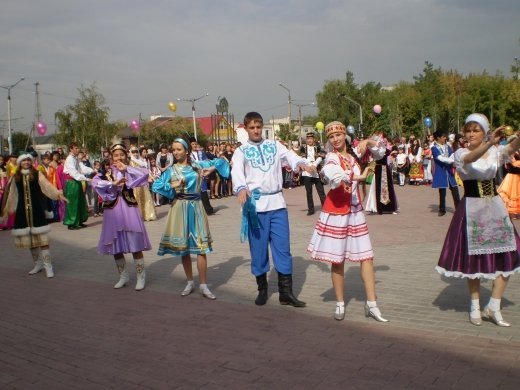 Ұлттық бөлімшелердің оқушылары бірінші мамыр мерекелік бағдарламаға белсенді қатысты.