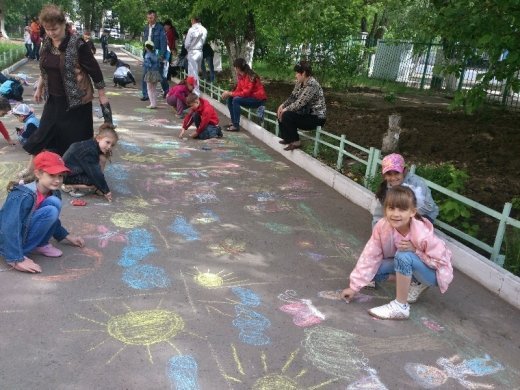 В каждом рисунке солнце