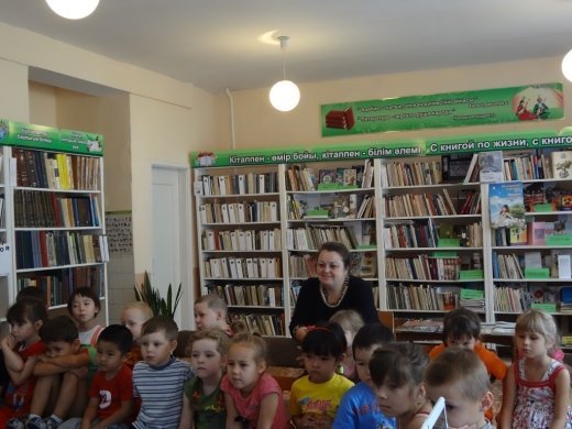 Малыши мини-центра в библиотеке