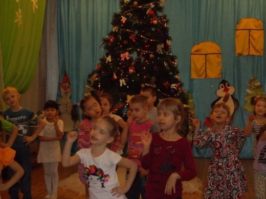 9  января в детском саду прошел праздник «Прощание с елочкой». В нем приняли участие дети всех возрастных групп.