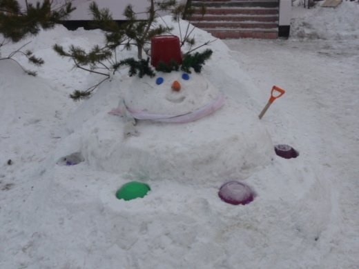 Веселый снеговик