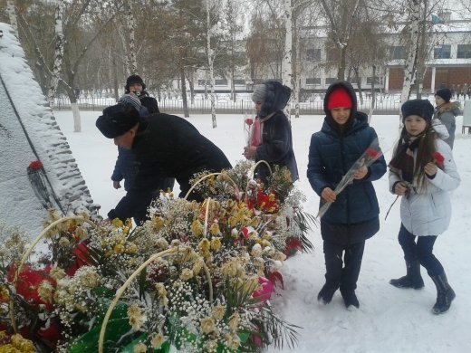 Возложение цветов к памятнику воинов - афганцев.