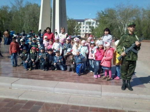 Экскурсия к обелиску славы, возложение цветов.