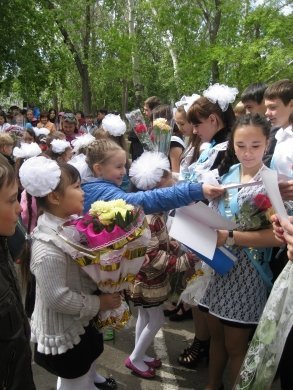 «Экзамены кончатся скоро, последний звонок прозвенит, Простимся со школой, жизнью веселой, прощайте школьные дни…»