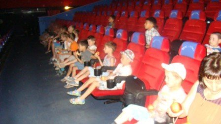 12	қыркүйекте  5-11  сынып  оқушылары  дәстүр бойынша  Ш.Айманов  атындағы  кинотеатрға  барды.