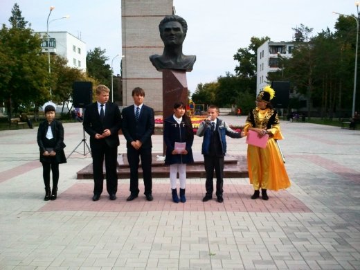 П.Васильевтың ескерткіші алдында  