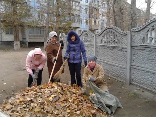 Коллектив в полном составе вышел на субботник