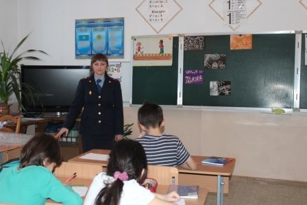 «Зорлық , қатыгездіксіз  балалық  шақ» ақпараттық  кампания   аясында  Павлодар  қаласындағы  ІІБ  полиция  майоры  әйелдерді  зорлықтан  қорғау  бойынша  аға  инспекторы   О.В.Перунова  