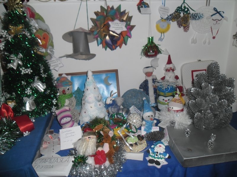 Традиционно в декабре работает мастерская Дедушки Мороза. Дети с удовольствием принимают активное участие в создании новогодних поделок.