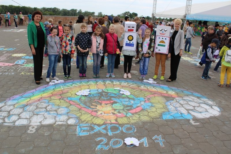 В рамках городского летнего проекта «Летние чудеса»  Центра занятости и развития детской одаренности «Павлодар дарыны» состоялся   конкурс рисунков мелками на асфальте посвященного международной выставке ЭКСПО 2017.