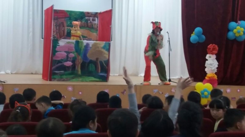 Детей в школьном лагере посетили театральное представление «Клоун и лиса»