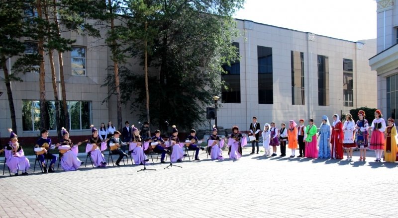 17 сентября в школе национального возрождения им.К.Б.Даржумана прошла торжественная линейка, посвященная началу учебного года.