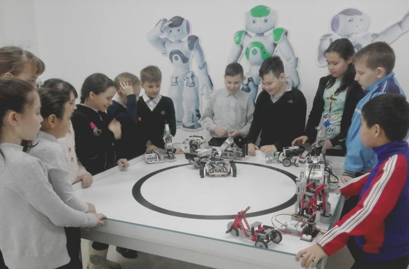 Мектептегі роботтардың көрмесі