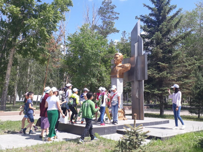 Лагерь оқушылары Қанаш Камзин ескерткішіне барып еске алды