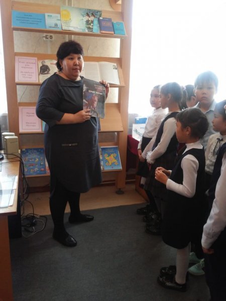 В школьной библиотеке был проведён совместно с учителями казахского языка на базе 2-4 классов обзор книжной выставки к дню языков и день рождения М. Ауезова.