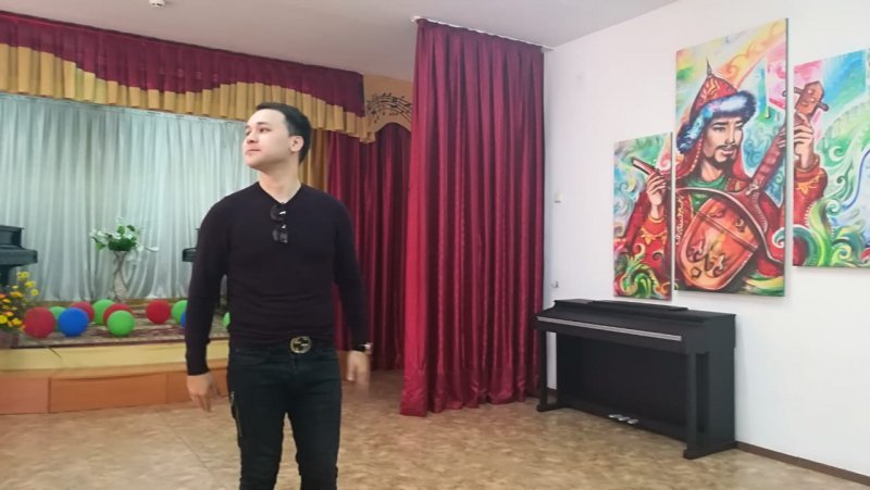 Выпускник нашей школы  Ринат Малцагов – звезда казахстанской эстрады,приехал на школьный концерт.