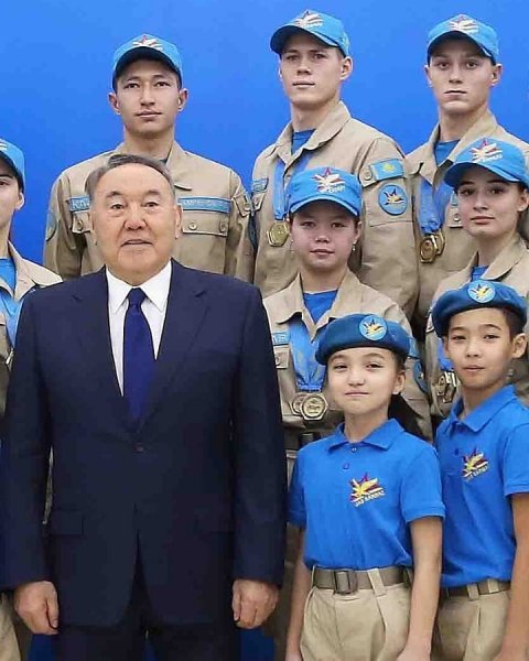Ученик 10 класса Щербак Семён участвовал во встрече с министром Обороны и Президентом РК Н.А.Назарбаевым.