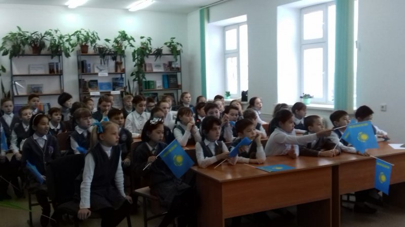 В Кенжекольской школе провели библиотечный час посвященный Дню Независимости Казахстана