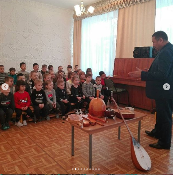 Сотрудники театра показали «Казахские музыкальные инструменты»