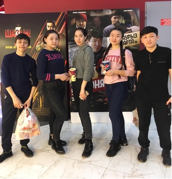 На весенних каникулах учащиеся 8 «А» класса посетили кинотеатр «Fectival Dolby Atmos» в торгово-развлекательном центре «Батыр-моол»