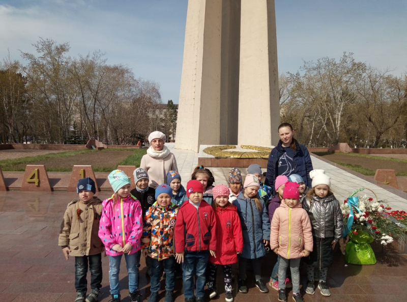 Возложение цветов к мемориалу