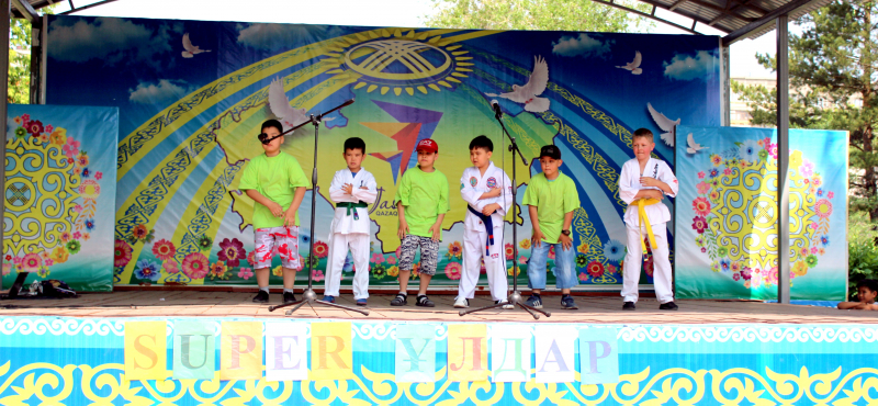 Выступление танцевальных коллективов пришкольных лагерей