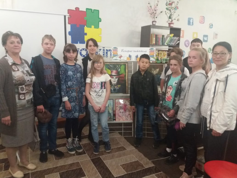 Сегодня профильный отряд посетил детскую библиотеку, где прошла встреча с юной художницей Юлией Серяковой.  Она нарисовала более 60 картин. Больше всего её увлекает сказочная тема 