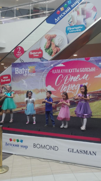  Batyr Mall ойын-сауық орталығының сахнасында кезекті концерт өтті