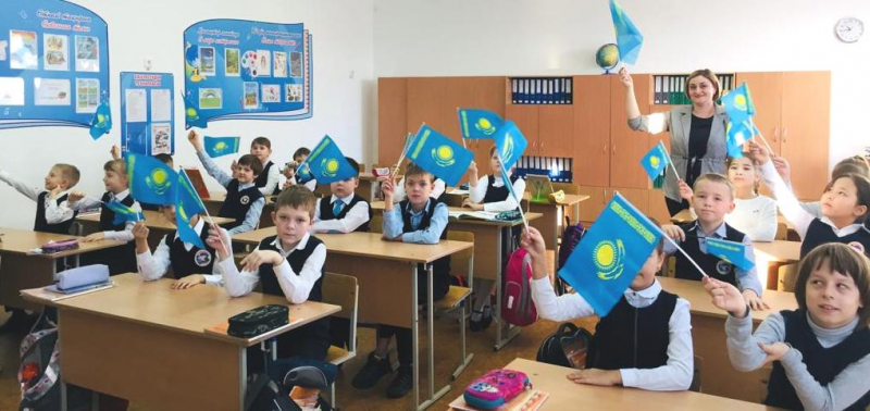 В школах Павлодара прошла патриотическая акция «Менің Туым, Менің Отаным!»
