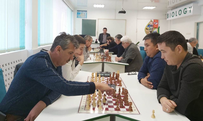Учителя школ города посвятили блицтурнир по шахматам Дню Независимости Казахстана