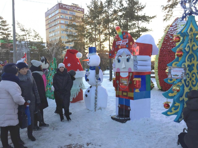 Новогодние игрушки высотой до 2 метров представлены на главную елку города