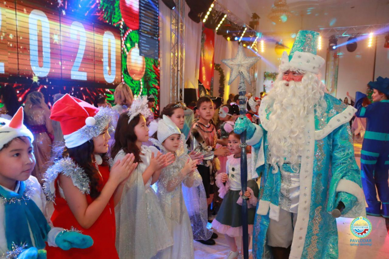 Павлодар қаласының әкімі атынан Жаңа жылдық шырша 