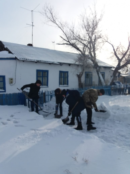 В рамках года волонтеров учащиеся 9-х классов помогли ветерану педагогического  труда Евдокие Ивановне Аютченко.