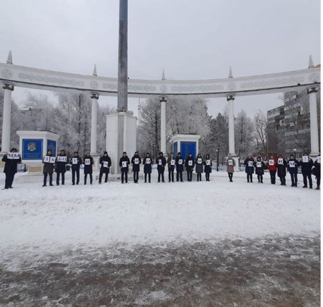 pr_school34 В рамках программы по патриотическому воспитанию, учащиеся 8Г класса СОШ 34, у памятника воинам- Афганцам и Государственных символов провели акцию посвящённую памяти героев-- интернационалистов