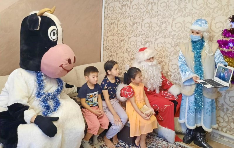 Павлодар қаласы әкімінің атынан 150 павлодарлық бала жаңа жылдық сыйлықтар алды