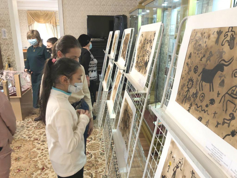 Бұхар Жырау музейіндегі петроглифтер бойынша жас суретшілердің жұмыстары