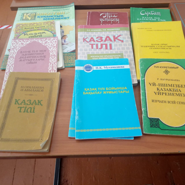 Мектебіміздің түлегі Айнұр Тлектесқызы Билялова (1990) кітапханаға қазақ тілін үйрену бойынша кітаптарды сыйға тартты.